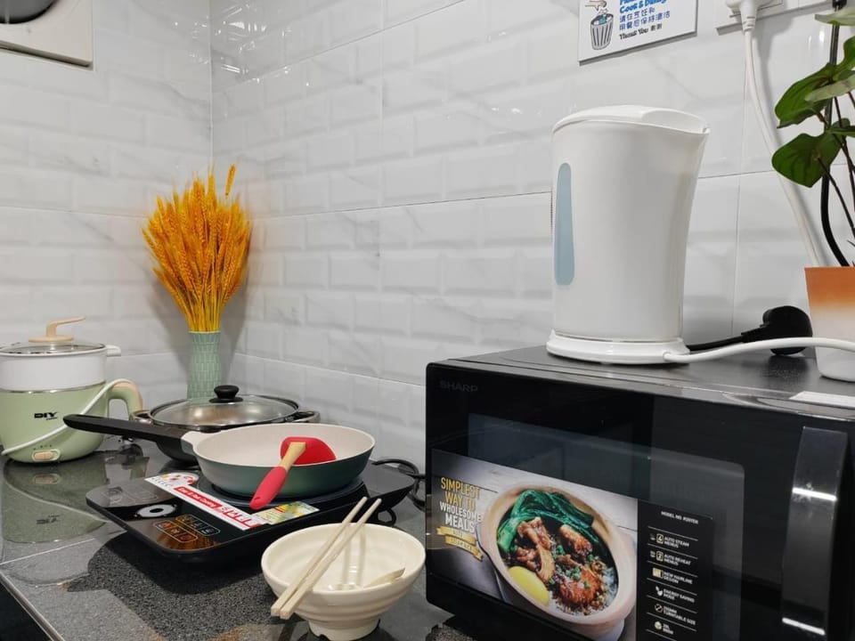 Kitchen or kitchenette, minibar