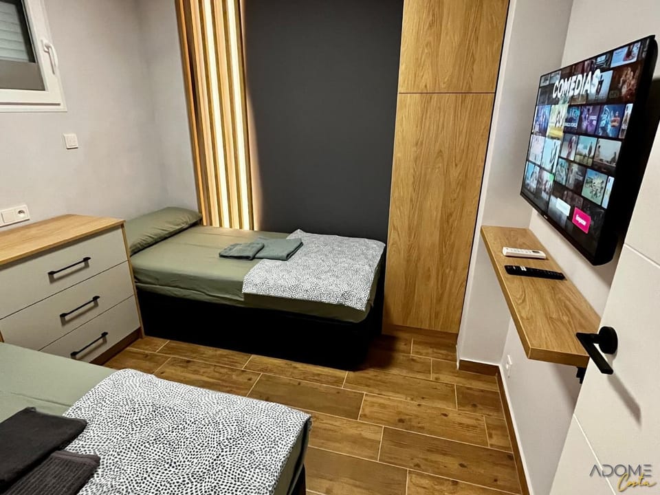 TV and multimedia, Seating area, Bedroom