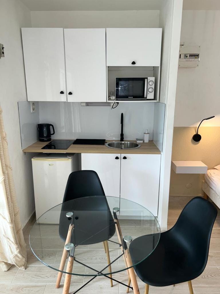 Kitchen or kitchenette, Dining area