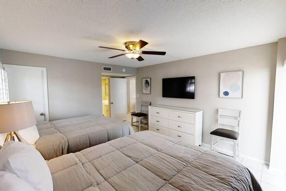 Beachfront Condo Complex, Heated Pool, Gulfview! Apartment in Siesta Beach