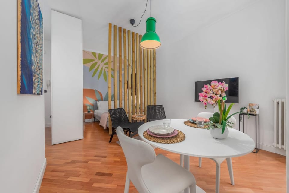 Bed, Living room, Seating area, Dining area, Bedroom