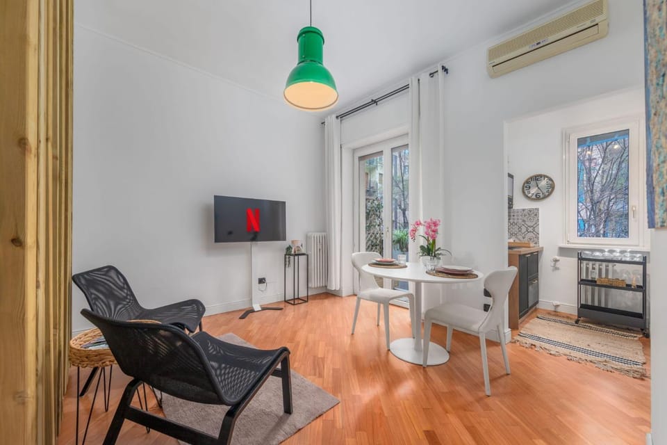 TV and multimedia, Kitchen or kitchenette, Living room, Seating area, Dining area, air conditioner