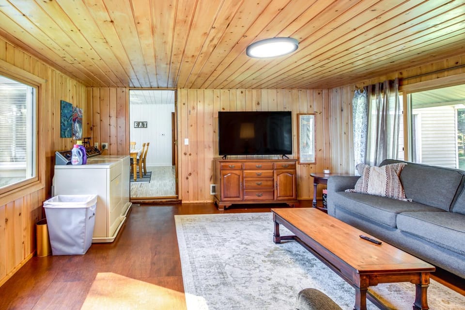 Lakefront Minnesota Escape w/ Fire Pit & Boat Dock House in Minnesota