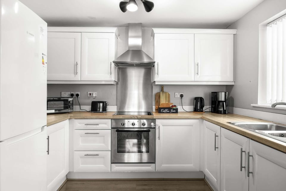 FREE Parking Spacious 2BR Flat in Irlam Apartment in England
