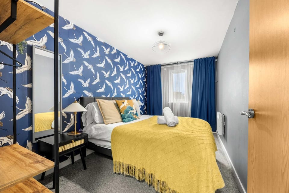 FREE Parking Spacious 2BR Flat in Irlam Apartment in England