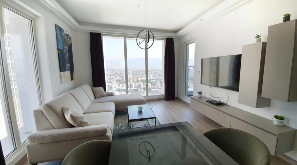 TV and multimedia, View (from property/room), Living room, Dining area, City view, Mountain view, Street view