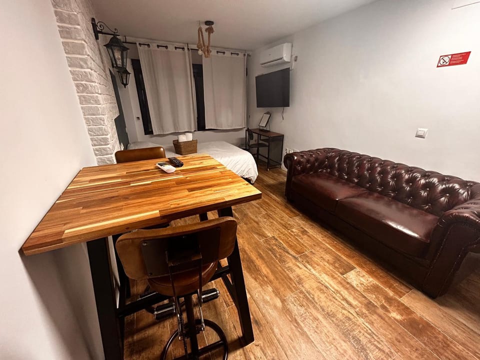 Communal lounge/ TV room, TV and multimedia, Living room, Seating area, Dining area