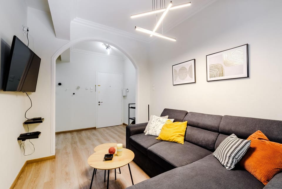 Bed, TV and multimedia, Living room, Seating area