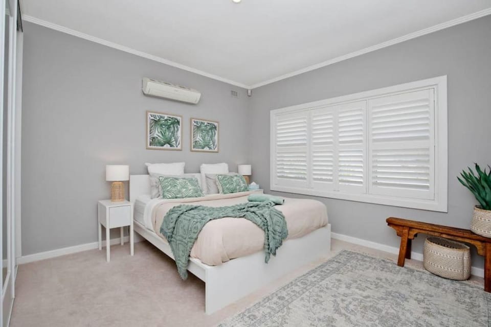 Seaside on Swan Laneway Retreat House in Adelaide