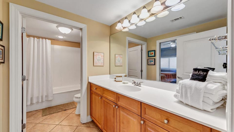 Harbor Landing 203B - Spacious Condo with views of the Harbor and Gulf House in Destin