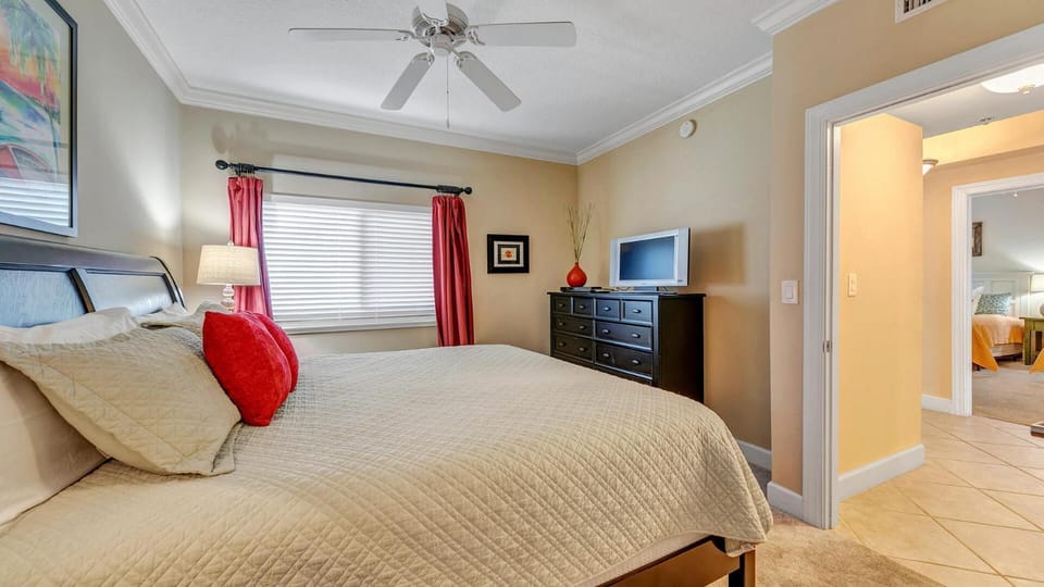 Harbor Landing 203B - Spacious Condo with views of the Harbor and Gulf House in Destin