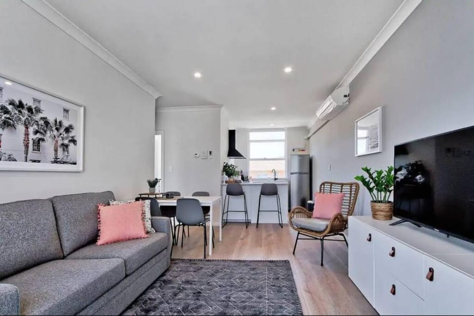 TV and multimedia, Living room, Dining area
