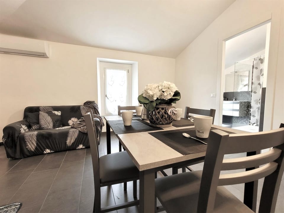 Kitchen or kitchenette, Living room, Seating area, Dining area, pet friendly