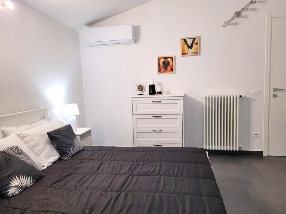 Bed, Photo of the whole room, Bedroom, internet, wardrobe, air conditioner