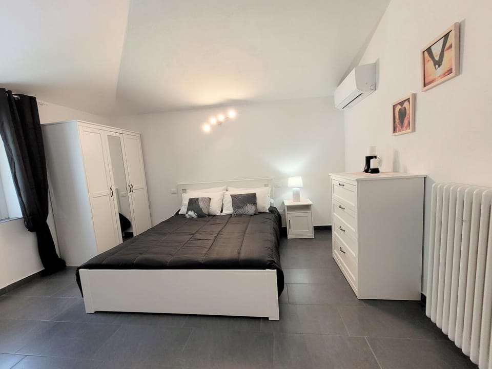 Bed, Photo of the whole room, Bedroom, internet, air conditioner