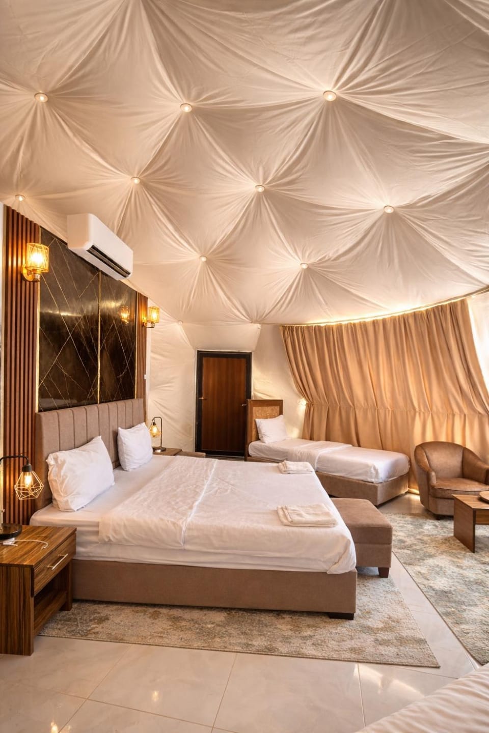 Bed, Living room, Photo of the whole room, Seating area, Bedroom, air conditioner