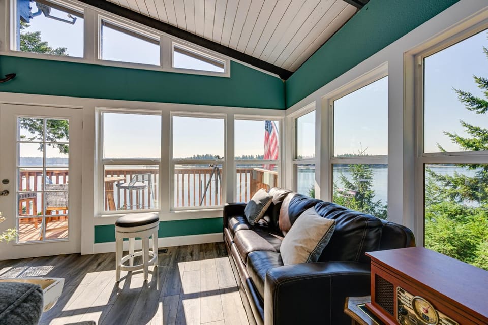 Private Beach at Waterfront Harstine Island Escape House in Puget Sound