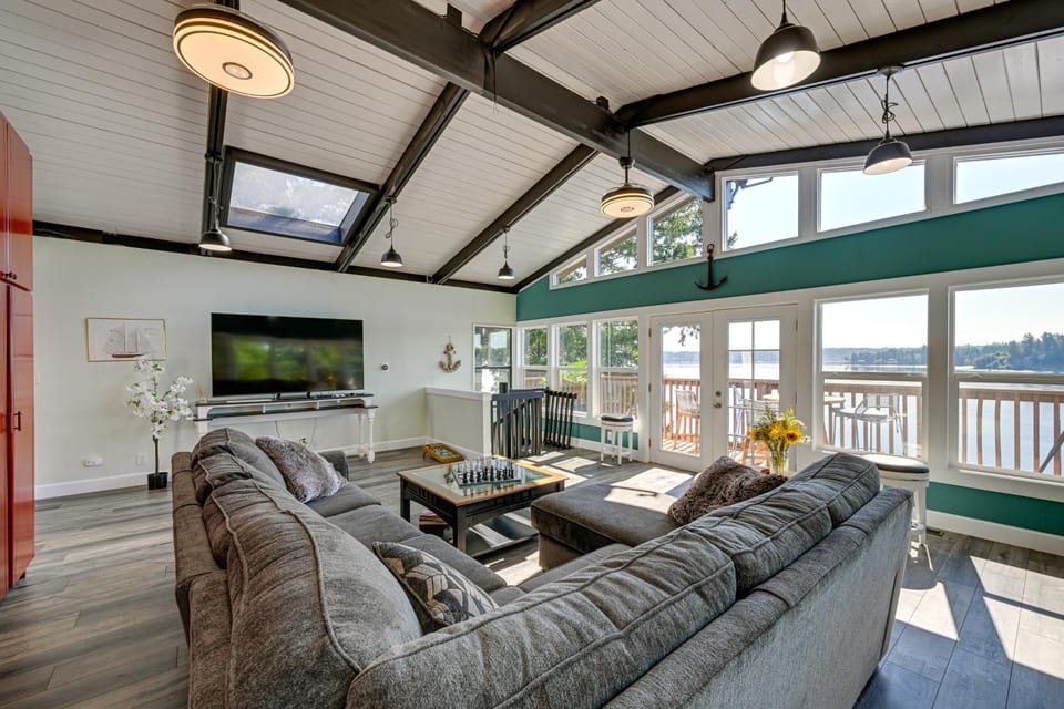 Private Beach at Waterfront Harstine Island Escape House in Puget Sound