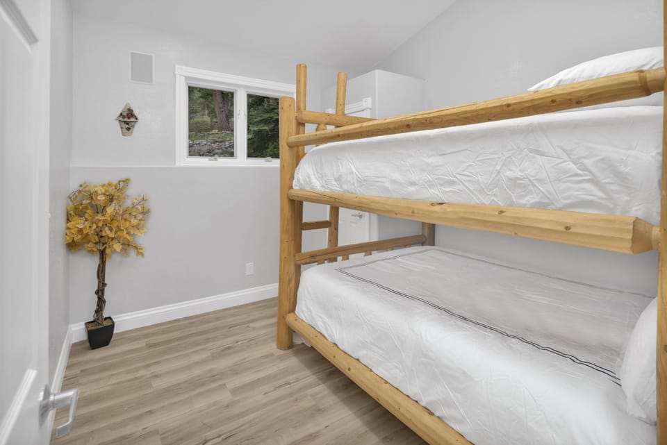 Aspen Suite - Hot Tub, Minutes to RMNP, Walking Distance to Mary's Lake House in Estes Park