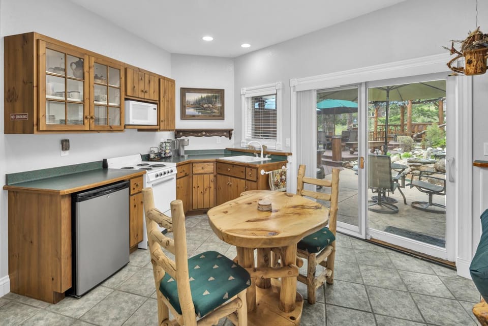 Aspen Suite - Hot Tub, Minutes to RMNP, Walking Distance to Mary's Lake House in Estes Park