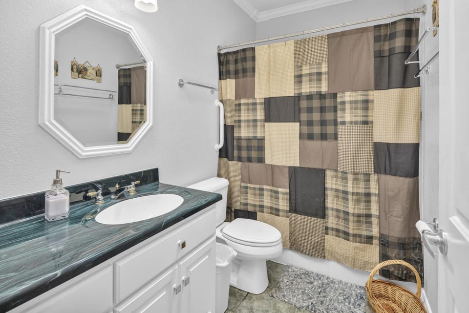 Aspen Suite - Hot Tub, Minutes to RMNP, Walking Distance to Mary's Lake House in Estes Park