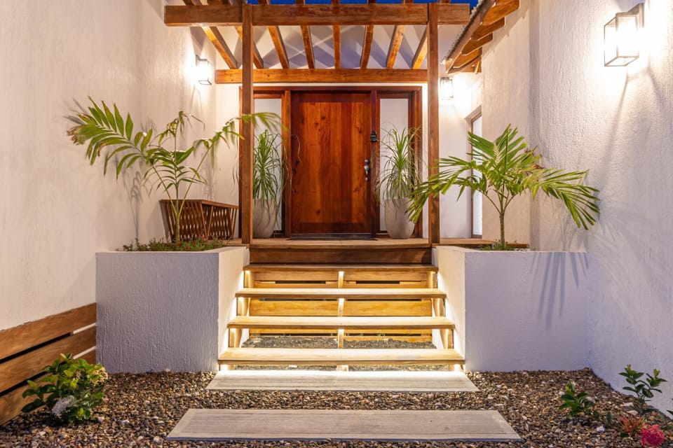 Conch Shell Cottage and Mistico Beach Club plus Boat Shuttle Villa in San Pedro