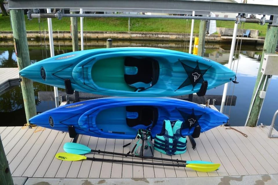 Heated pool, Family Fun, Tiki Bar, kayak, 3bd 2ba House in Cape Coral