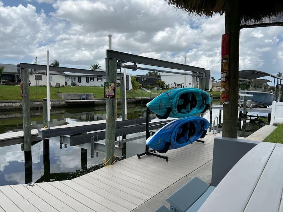 Heated pool, Family Fun, Tiki Bar, kayak, 3bd 2ba House in Cape Coral