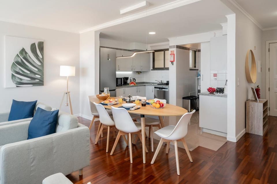 Kitchen or kitchenette, Seating area, Dining area
