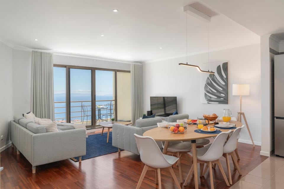 Communal lounge/ TV room, TV and multimedia, Seating area, Dining area