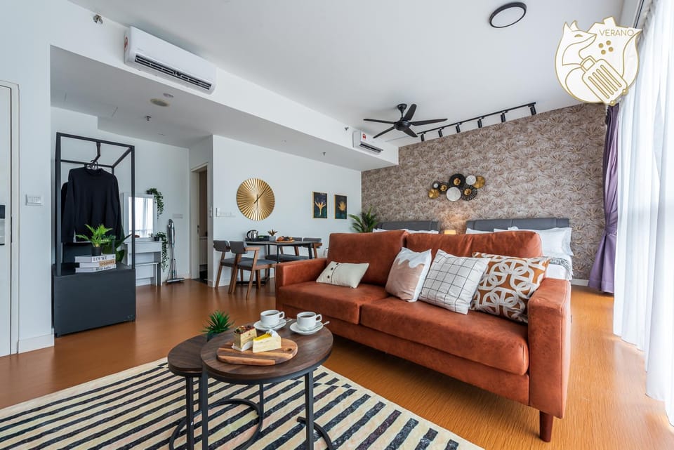 Living room, Seating area, Dining area, fireplace