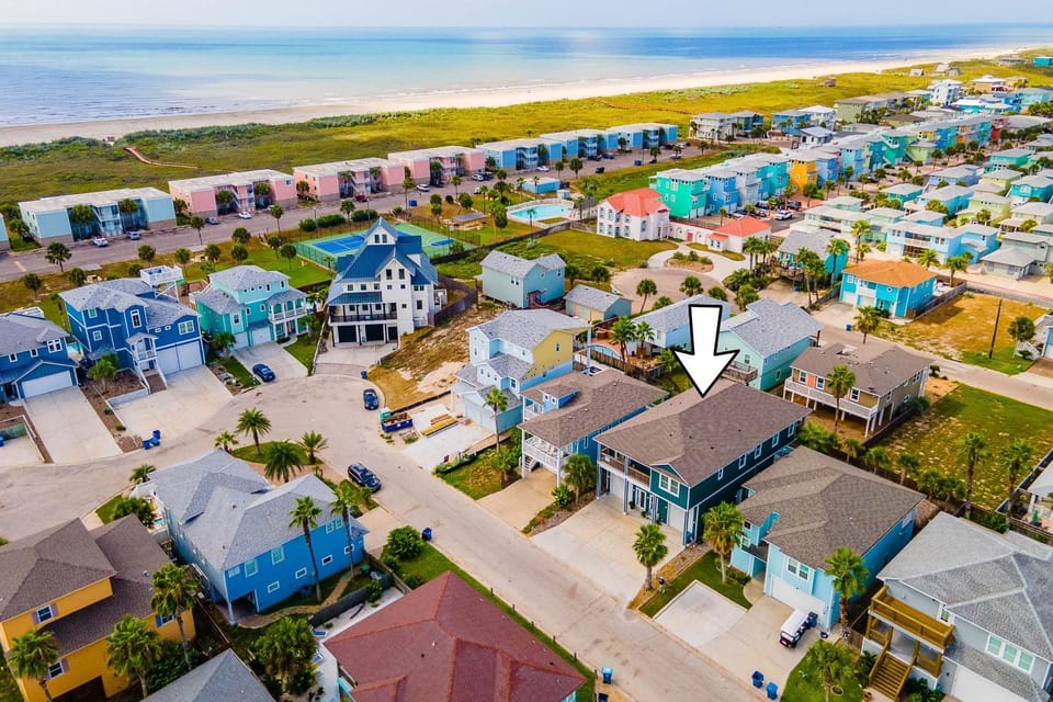 Property building, Neighbourhood, Bird's eye view, Beach, Parking