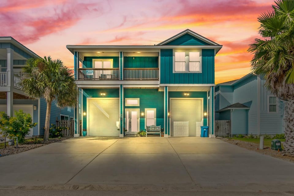 Property building, Facade/entrance, Balcony/Terrace, Sunset, Parking