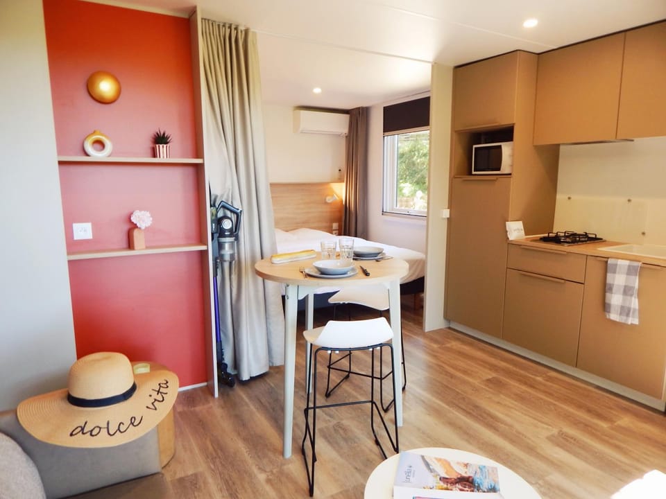 Kitchen or kitchenette, Living room, Seating area, Dining area