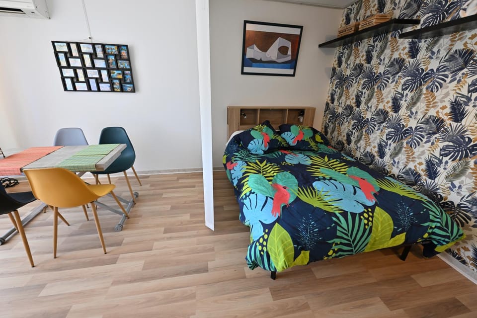Bed, Living room, Bedroom