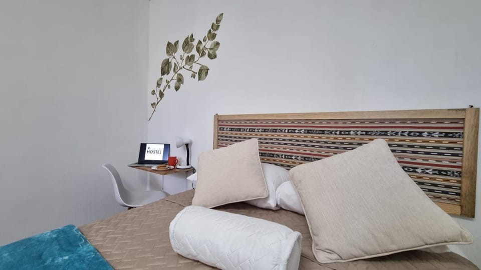 Bed, Photo of the whole room, Seating area