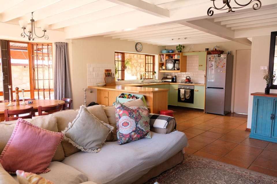 Kitchen or kitchenette, Seating area, Dining area