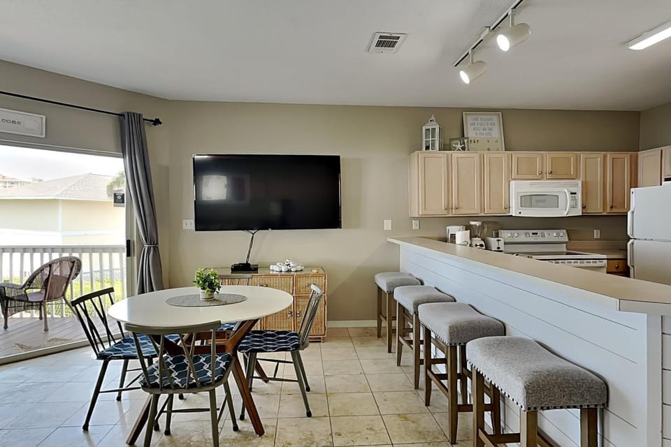 TV and multimedia, Balcony/Terrace, Kitchen or kitchenette, Seating area, Dining area, microwave, oven, stove, air conditioner