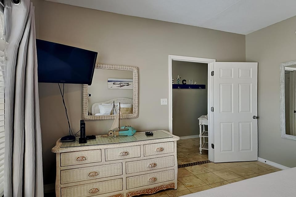 Bed, TV and multimedia, Bedroom, furniture, wardrobe