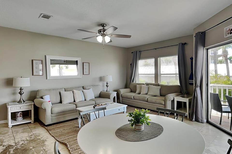 Balcony/Terrace, Living room, Seating area, Dining area, furniture
