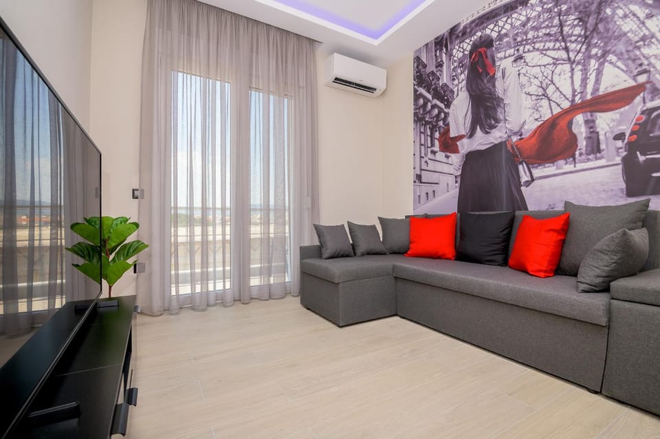 TV and multimedia, Living room, Seating area, Evening entertainment, air conditioner