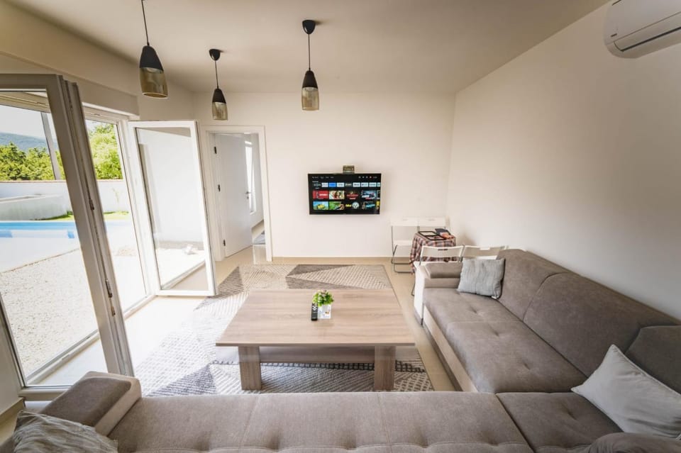 TV and multimedia, Living room, Seating area, Swimming pool, air conditioner