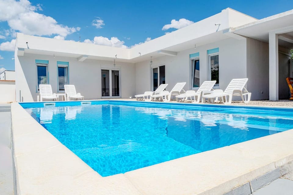 Property building, Patio, Day, Pool view, Swimming pool, sunbed