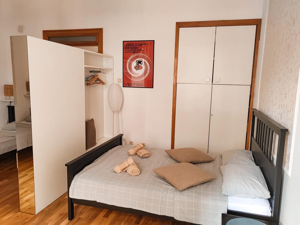 Bed, Bedroom, towels