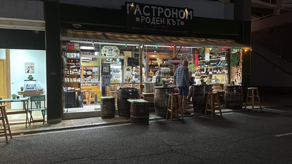 Restaurant/places to eat, Lounge or bar, Lounge or bar, Food and drinks, Drinks