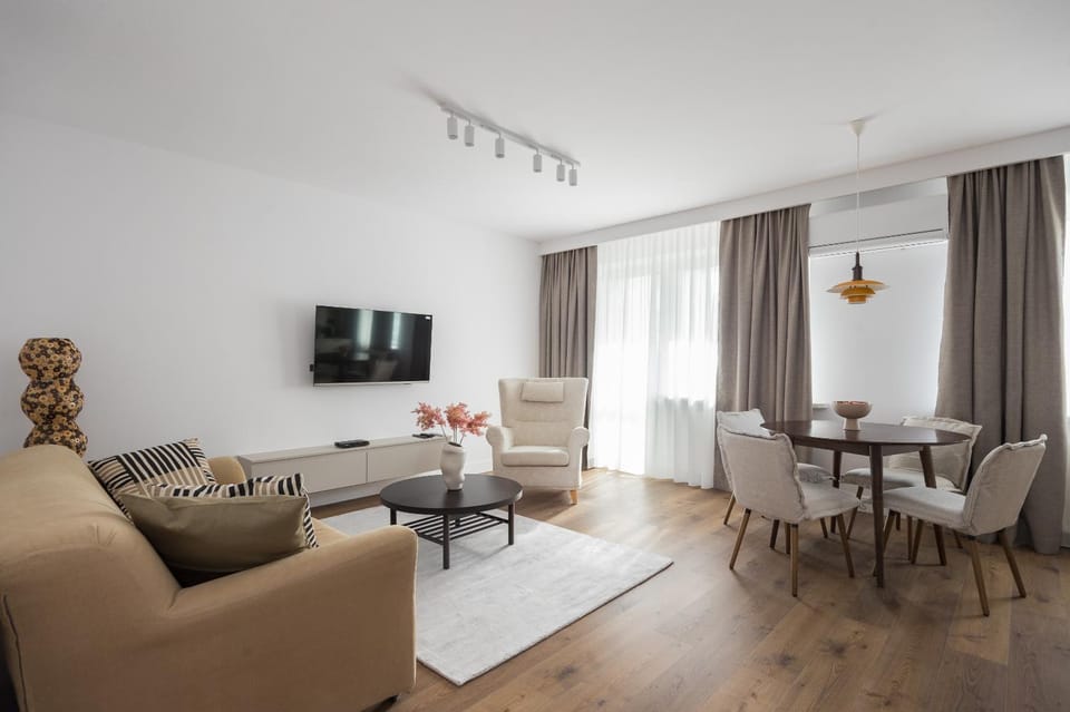 Communal lounge/ TV room, TV and multimedia, Living room, Seating area, Dining area, Evening entertainment