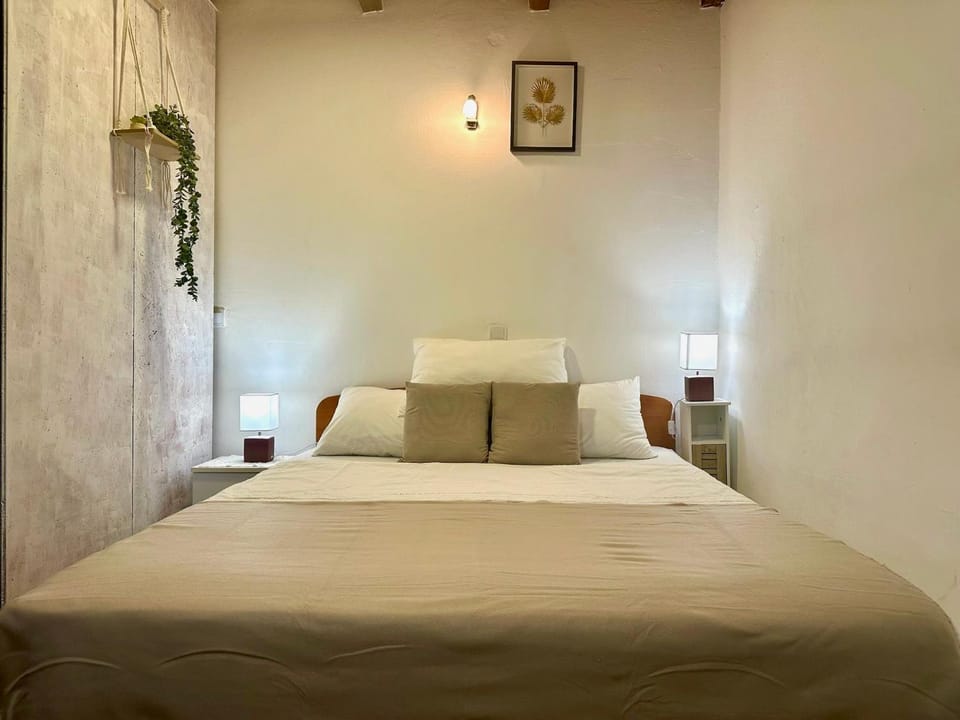 Bed, Photo of the whole room, Decorative detail, Bedroom