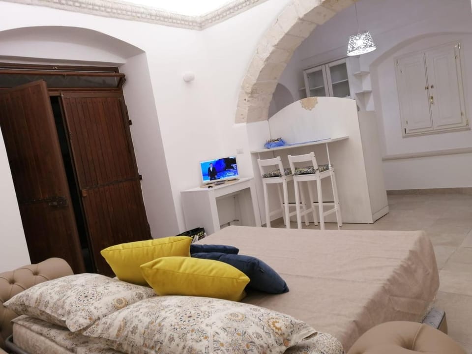 Bed, TV and multimedia, Photo of the whole room