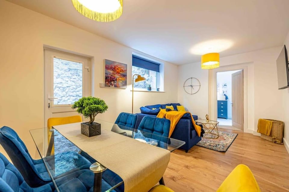 TV and multimedia, Living room, Photo of the whole room, Seating area, Dining area