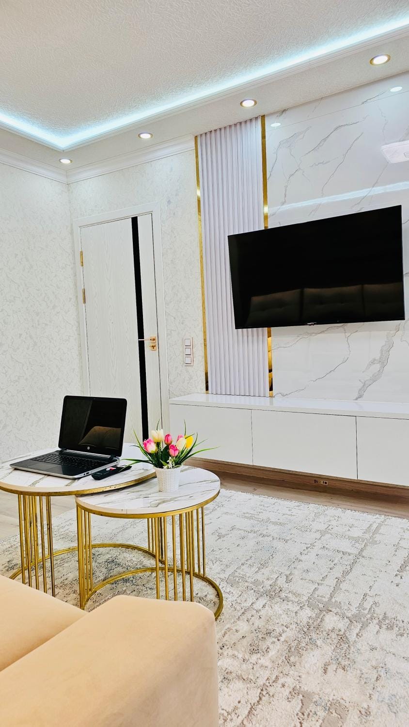 Communal lounge/ TV room, TV and multimedia, Living room, Seating area, Evening entertainment